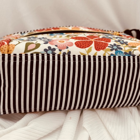 Floral Cosmetic Bag with Red and Blue Accents - Picture 4 of 4